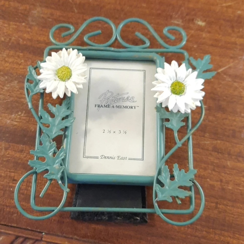1996 Dennis East Daisy and greenery small picture frame